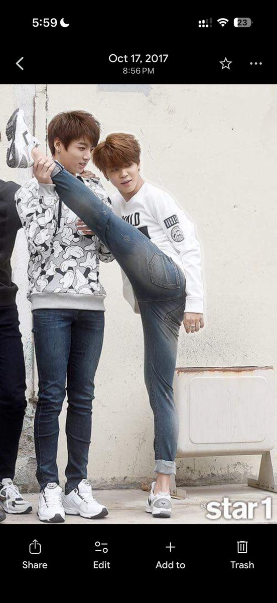 klodbrew's tweet image. gusto ko lang naman mag check ng old photo, pero jimin?? HAHAHAHHA oct 17, 2017 na save kita. Let's bring back this memories. 

#BTS