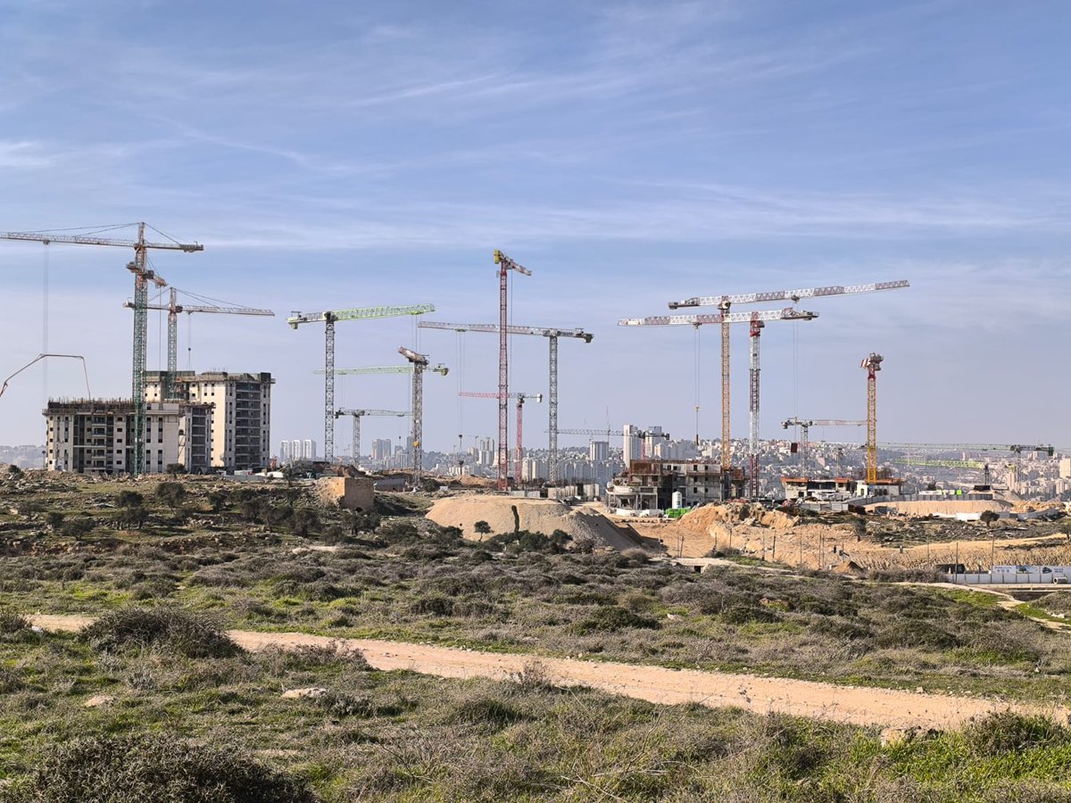 MayaSionT's tweet image. 3/ בייחוד לא כשהיחב"ל עוברים תהפוכות טראמפיסטיות ליחסי כח שדורסים את המשב"ל.
אם ה-EU רציני לגבי #2SS הוא צריך לחשוב על אסטרטגיה חדשה נגד בנייה בשטחים. אחרת זה רק מראה את קוטן השפעתו (בתמונה בניה בגבעת המטוס, נגדה נלחמו שנים).
כדי שזה לא יהיה עתיד E1 צריך פעולה אחרת מעוד הצהרה