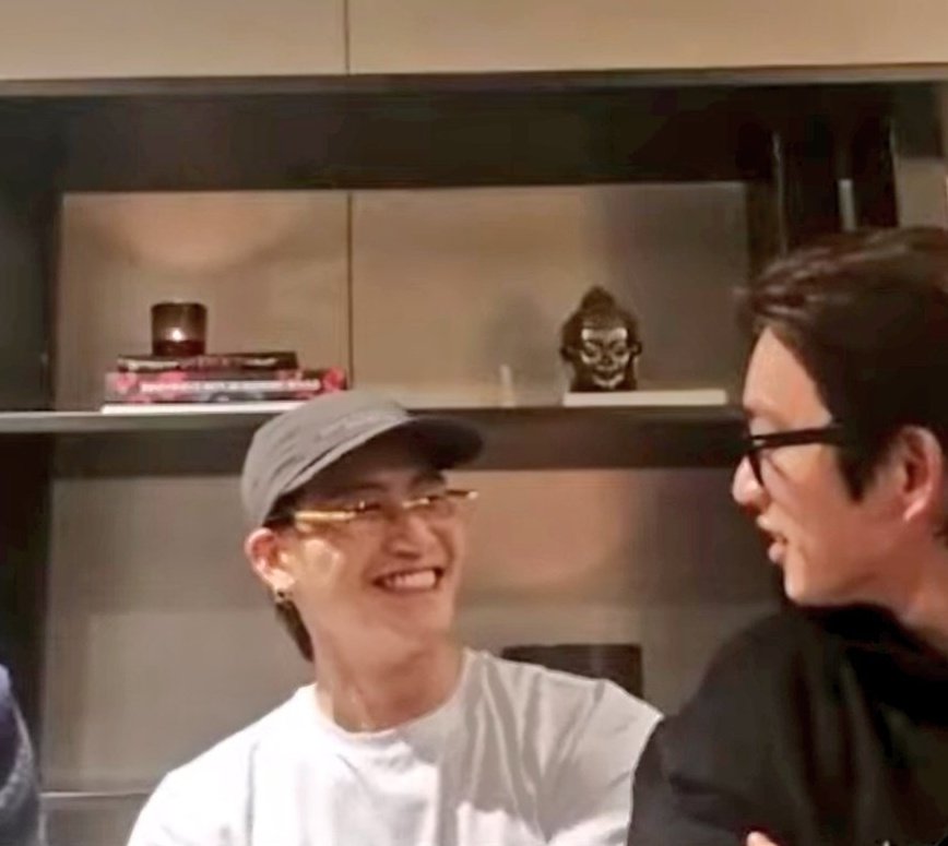 JJ_cove's tweet image. 2 seconds apart, I can't stop laughing 😭😭

With Jinyoungie             With Bambam