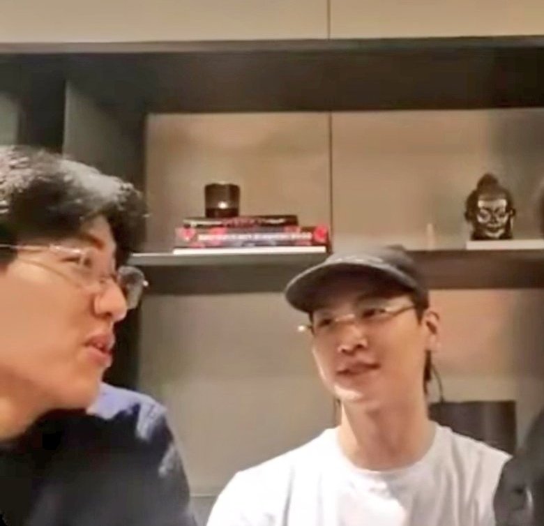 JJ_cove's tweet image. 2 seconds apart, I can't stop laughing 😭😭

With Jinyoungie             With Bambam