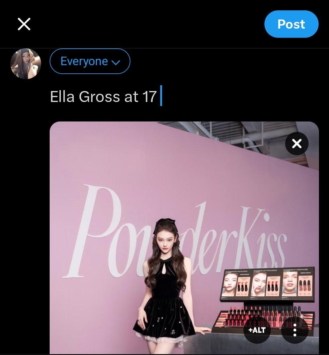 yxxbv's tweet image. Ella Gross at 17                      Me at 17