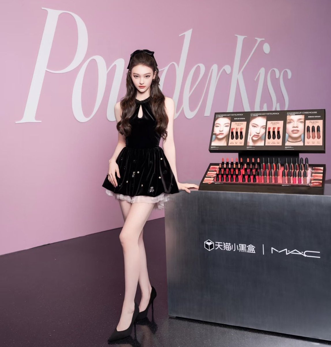 yxxbv's tweet image. Ella Gross at 17                      Me at 17