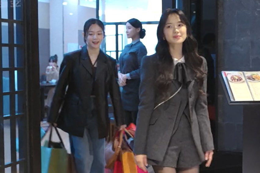 oh to be a gumiho living through eras, exercising free will, with no permanent job and free to pick anyone as a daytime shopping companion.. eunho is truly living the best non-human human life.

#NoTailToTell