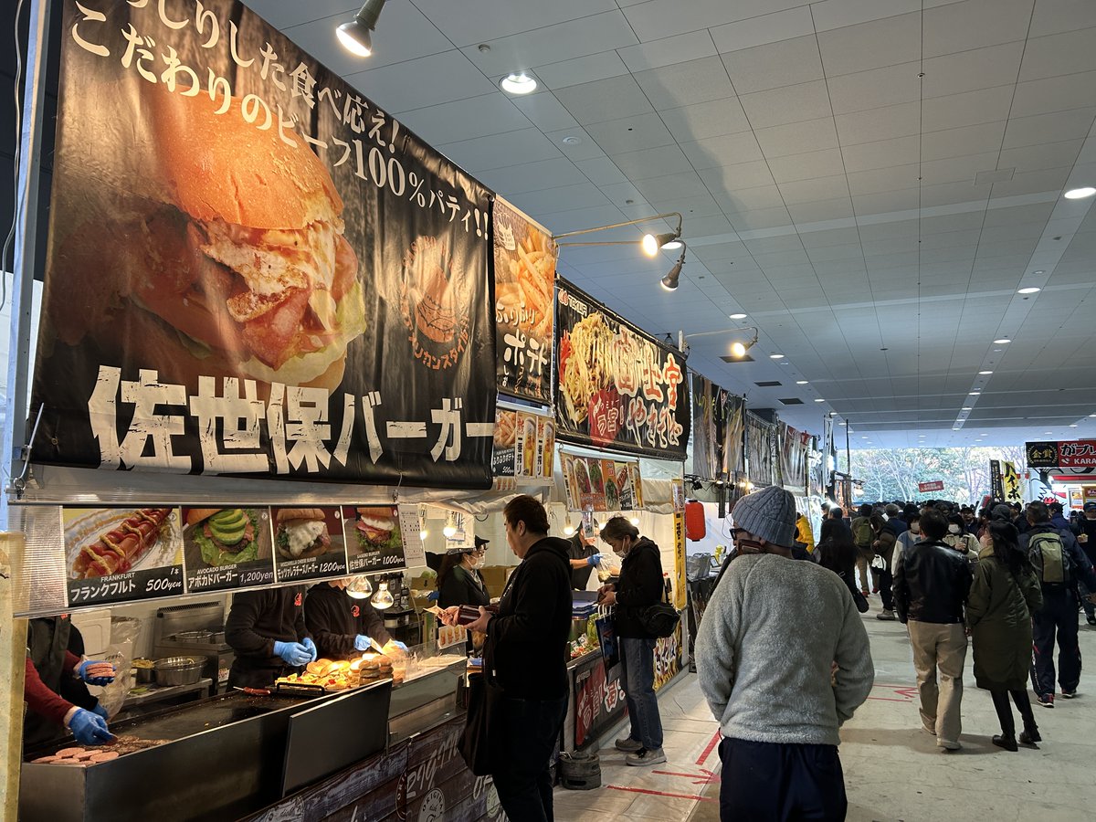FS_OSAKA's tweet photo. フィッシングショーOSAKAの会場で各地のグルメが楽しめる「まんぷく屋台村」。
2026年は屋台、キッチンカーが26軒集まります!
温かい麺類やスタミナタイプのお肉や、魚のメニュー、大阪ならではの粉もんやスイーツ、そして世界の味まで…。
詳しくは公式HPをチェックしてくださいね
(お腹が空いてきますね～)
https://t.co/5fCnXkO6lg
画像は前回の模様です。

#フィッシングショーOSAKA2026 
#フィッシングショーOSAKA 
#フィッシングショーにいこう 
#屋台 
#まんぷく屋台