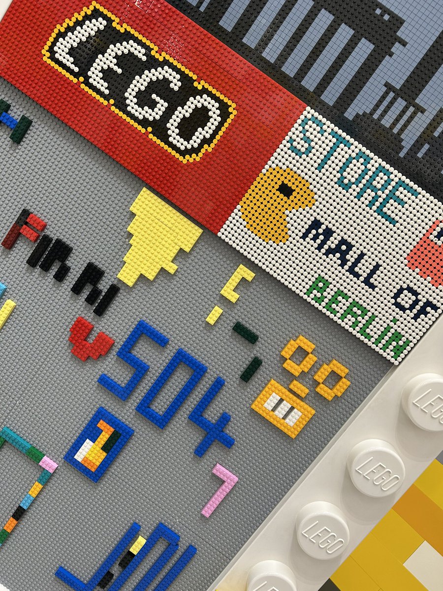 Erstmal im Lego Store in Berlin die Flagge gehisst. 
💙🤍

#S04 #BSCS04