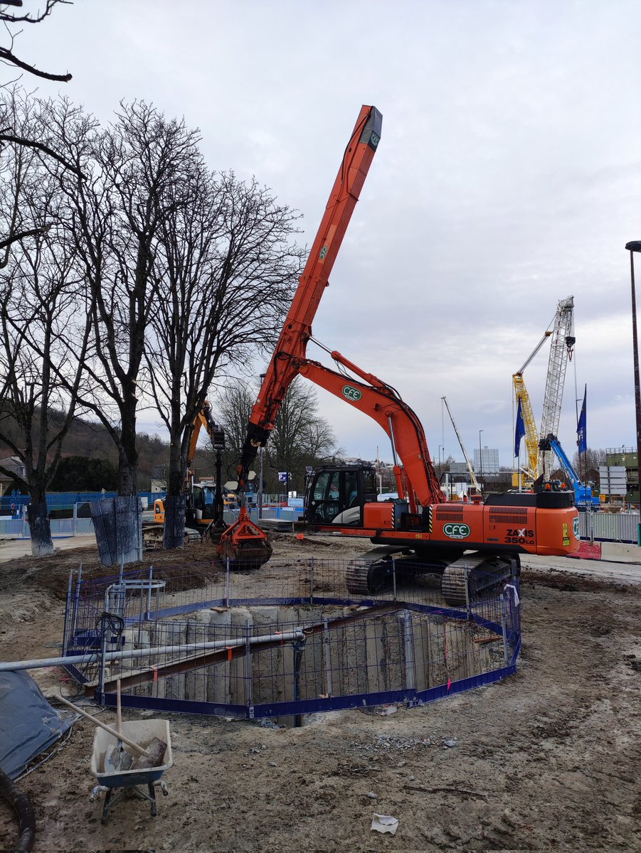 LCParisiens's tweet photo. Dévoiement du réseau d'eau potable du @SyndicatEauxIDF dans le cadre de l'aménagement de l'échangeur de Sèvres. Deux puits de 15 m de profondeur sont en cours de réalisation. Le creusement en souterrain sur une longueur de 115 m sera réalisé avec un microtunnelier. @GroupeFayat https://t.co/YvL9hBnHU8