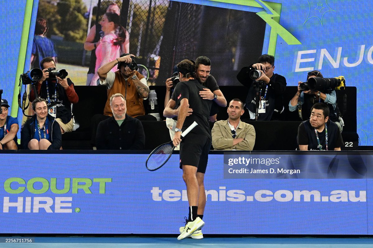 NovakFanClub's tweet image. Iconic moment!

Novak Djokovic and Roger Federer hug each other during the @AustralianOpen Open Ceremony

#legends #AusOpen