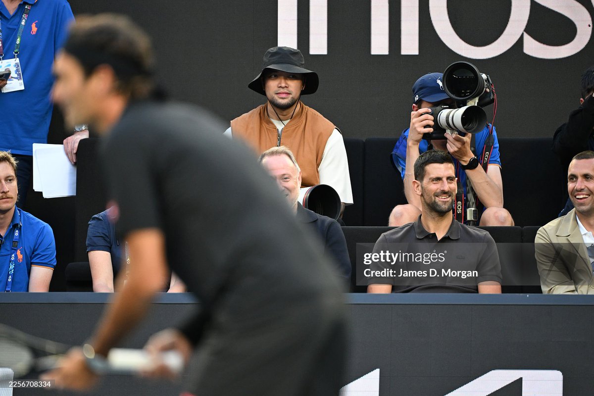 NovakFanClub's tweet image. Iconic moment!

Novak Djokovic and Roger Federer hug each other during the @AustralianOpen Open Ceremony

#legends #AusOpen