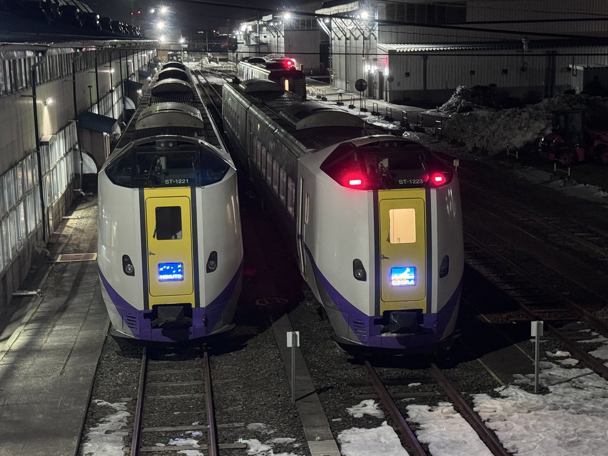 おおぞら　北斗　鉄道看板 特急「北斗」と特急「おおぞら」。 ⁡ 両者はヘッドマークの違いだけに