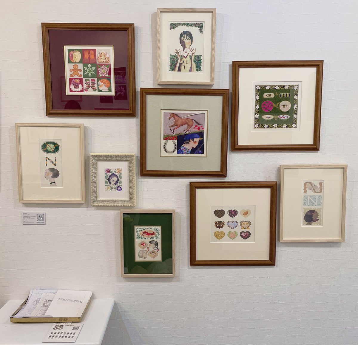 so_no_ne_'s tweet image. 今日からbetweengalleryさまにて企画展『heallie2601』に参加させていただいております。
自由な表現を通じて癒しの共有を目指す企画展です。
私は創作の原点である祖父母の家の壁をイメージして作品を並べました。この壁の前に立つ時、観る人が安らぎに包まれますように。
会期は23日まで