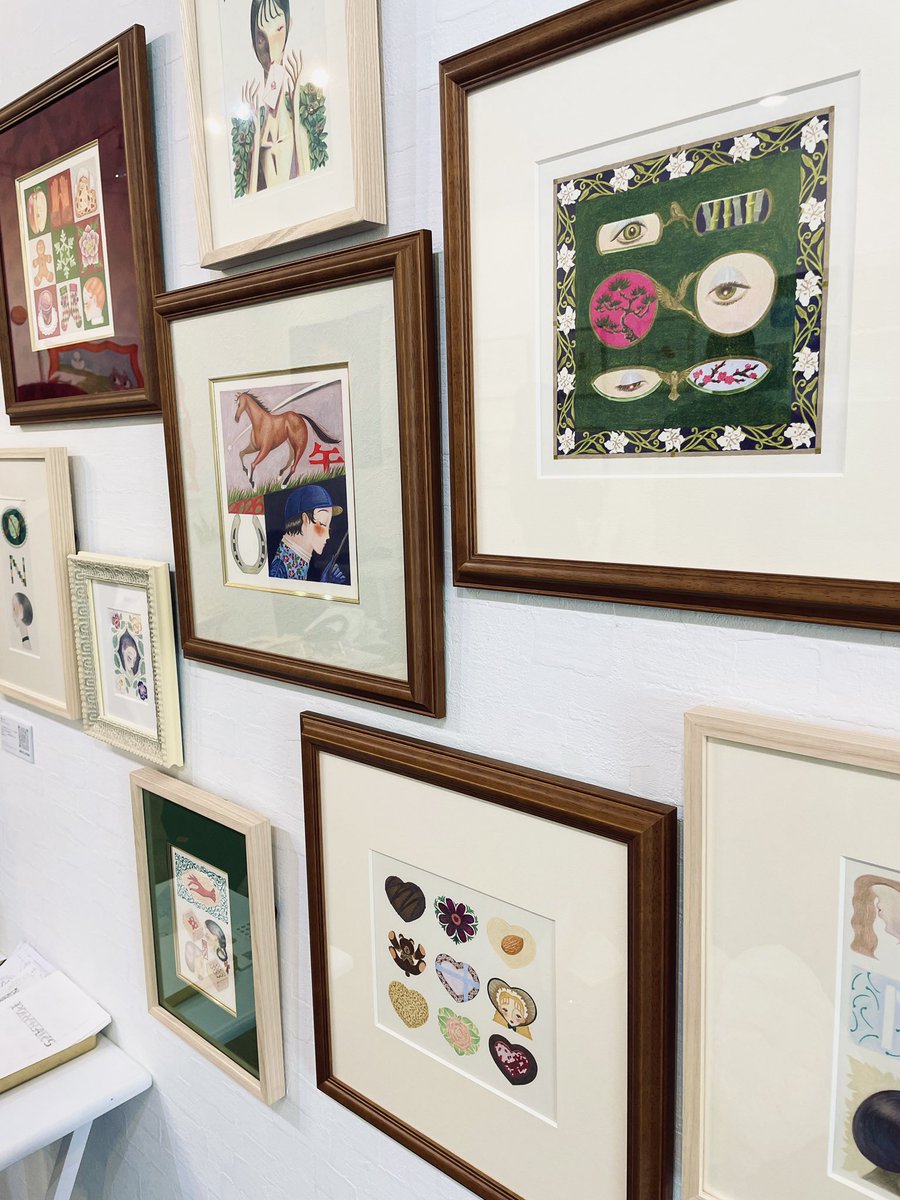 so_no_ne_'s tweet image. 今日からbetweengalleryさまにて企画展『heallie2601』に参加させていただいております。
自由な表現を通じて癒しの共有を目指す企画展です。
私は創作の原点である祖父母の家の壁をイメージして作品を並べました。この壁の前に立つ時、観る人が安らぎに包まれますように。
会期は23日まで