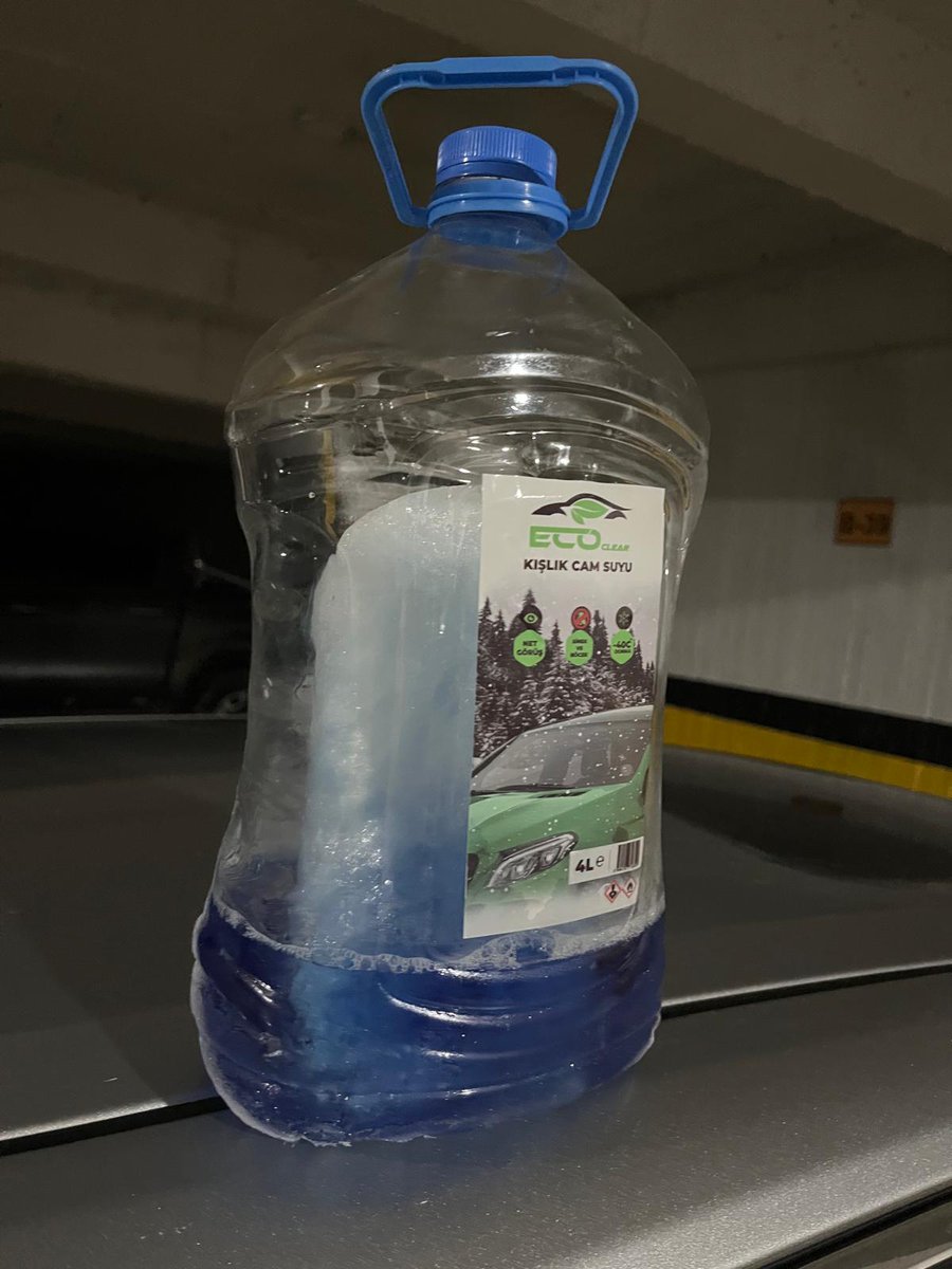 ruhdanbeden's tweet photo. Bu cam suyunun -40 dereceye kadar donmaması lazım ama ne hikmetse 2 gündür bizi sürekli mağdur ederek donuyor. Garajdaz yolda giderken... Her an donup bizi yarı yolda bırakabiliyor. Konum Erzurum, resmi termometreye göre -40'ı hiç görmedik. Bu nasıl iş? #magduruz https://t.co/Oq1mYNzGAI