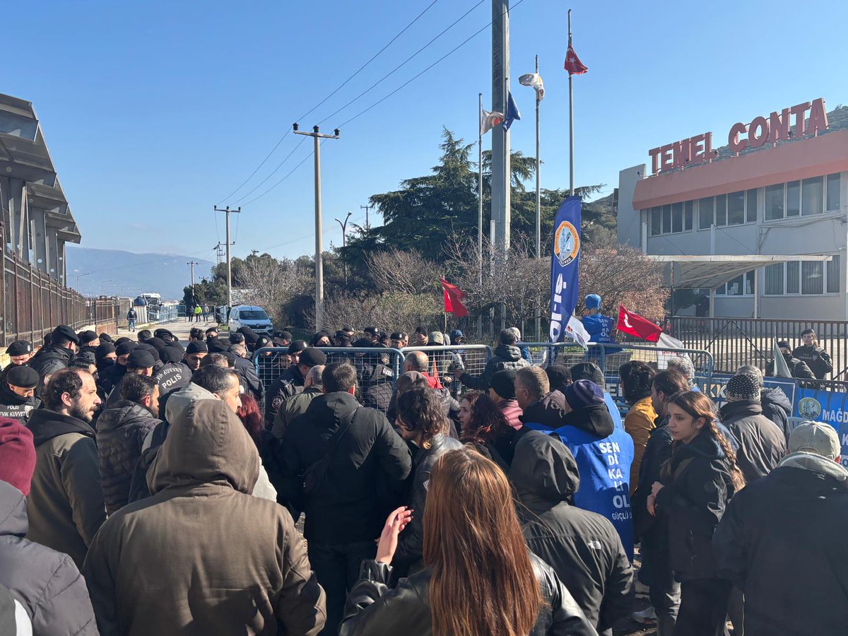 📌İzmir Temel Conta Grev Alanı
Sabah 5'ten beri artan polis ablukasına karşı patronun makineleri kaçırmasına engel olmak için işçilerle birlikteyiz. 
Temel Conta işçisi hakkını alacak.
Gençlik emekçilerin yanında!
<a href="/temelcontagrev/">Temelcontagrev</a>