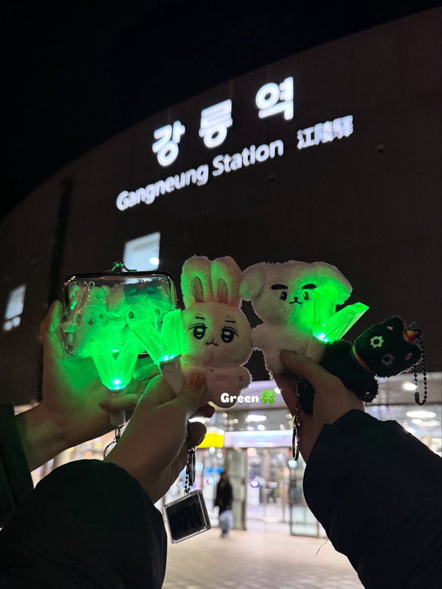 웨이션브이 데뷔 7주년 기념 쩐니 여행🚅💚
(사실은 겨울바다 보러 가고 싶은 사람들의 충동 여행ㅋ)