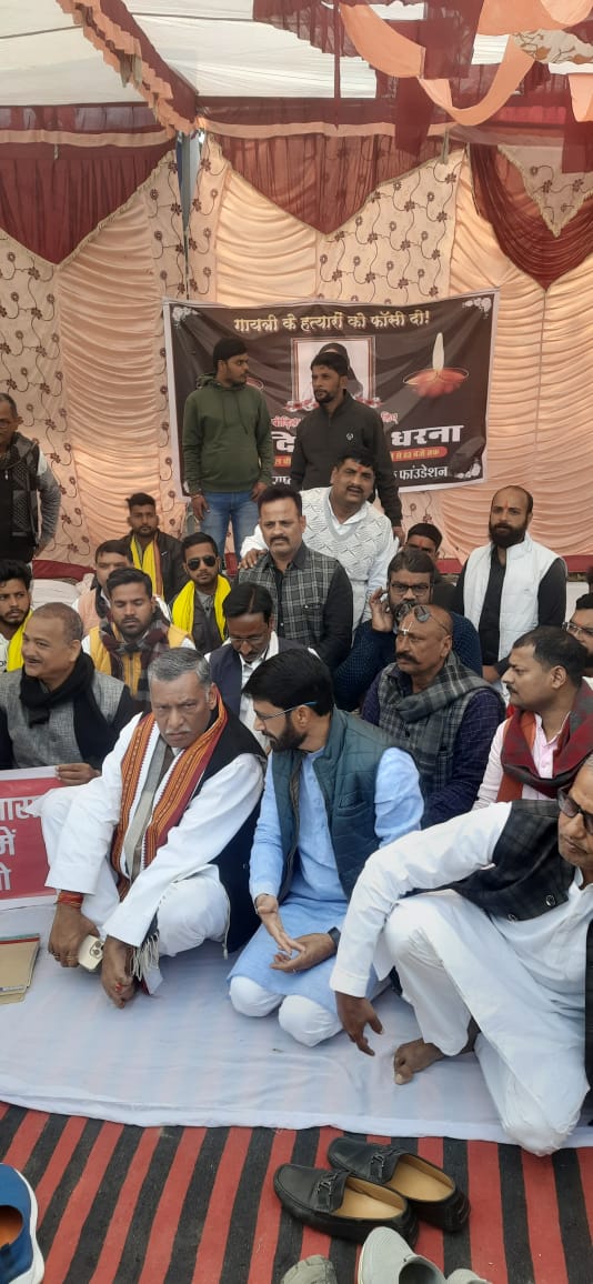 akhileshPdsingh's tweet photo. पटना के शंभू गर्ल्स हॉस्टल में पढ़ने वाली बेटी गायत्री के साथ गैंगरेप के बाद हुई निर्मम हत्या ने पूरे समाज को झकझोर दिया है।
आज जहानाबाद में ब्रह्महर्षी संगठन द्वारा आयोजित धरना में शामिल होकर पीड़ित परिवार को न्याय दिलाने की मांग की। यह सुशासन नहीं, कुशासन की सरकार है। https://t.co/NJn5GQO59p