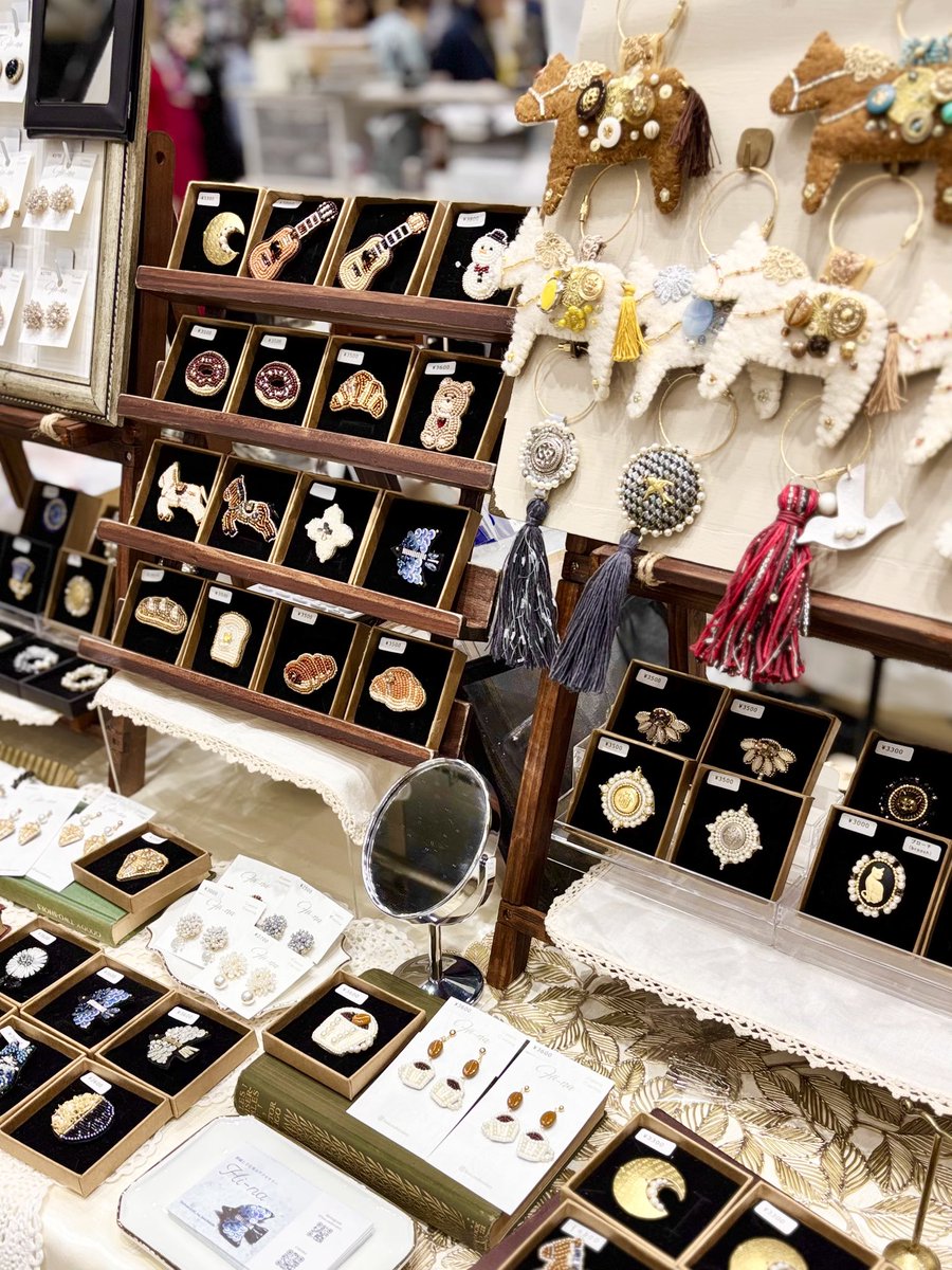 #hmj2026  
1日目ありがとうございました
いつも以上にブローチ屋さんな本日、たくさんお立ち寄りありがとうございました😊

明日もまだまだ刺繍アクセサリーご用意してお待ちしています

1/17、18 両日出店
📍東京ビッグサイト  
ブース B-30

#ハンドメイドインジャパンフェス
#handmadeinjapanfes