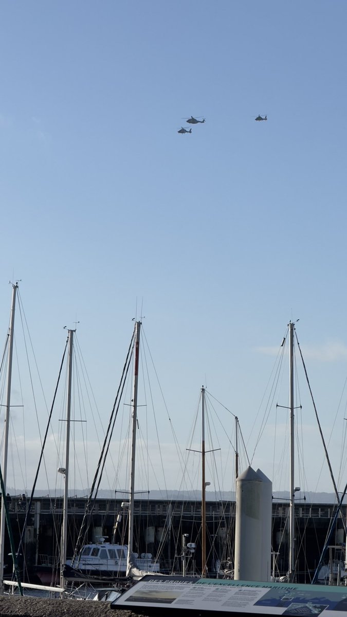 Trois avions de chasses, puis trois hélicoptères . Ballet militaire au dessus de la rade de #Brest ce matin . 17/01/26