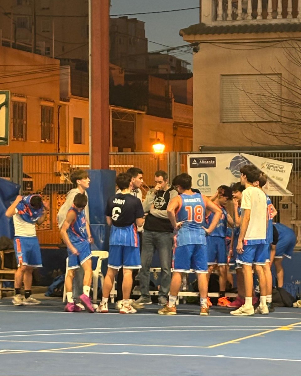 Derrotas de nuestro cadete frente al Montemar y Torrevieja.
Nuestros chicos caen en sus dos partidos disputados. Peleamos y competimos bien, poco más de les puede pedir ante buenos equipos que también son mas físicos.
Gracias por el esfuerzo
Seguimos trabajando y aprendiendo