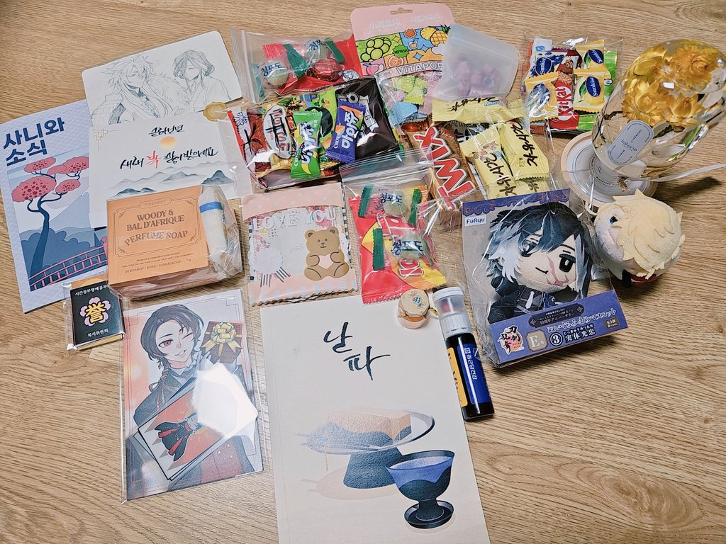 귀가후 짐정리가 겨우 끝났네요!
국내 행사참여가 정말 오랜만인 동시에 도검장르로는 처음이었는데 과분한 선물들과 간식들, 그리고 좋은 말씀들 전해주셔서 정말정말 감사하고 소중한 시간이었습니다🥹🥹🥹

다들 수고 많으셨습니다!