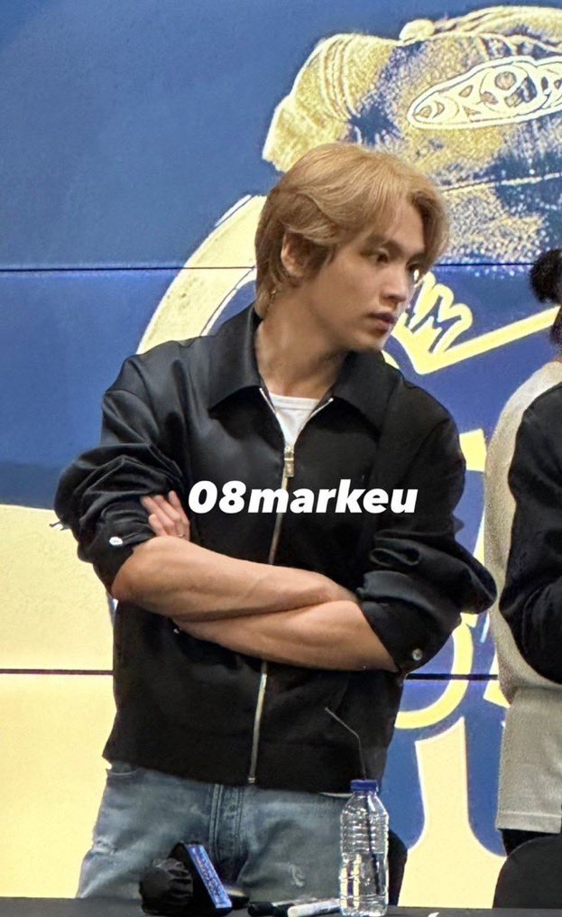 hhyeonnoeyhh's tweet image. 이 사진 보면 볼수록 강력계 형사님 같음
팔에 핏줄도 ,,