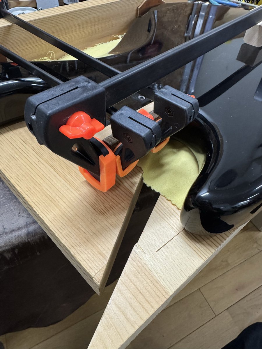 ボディ側にアルダー材を追加しています。