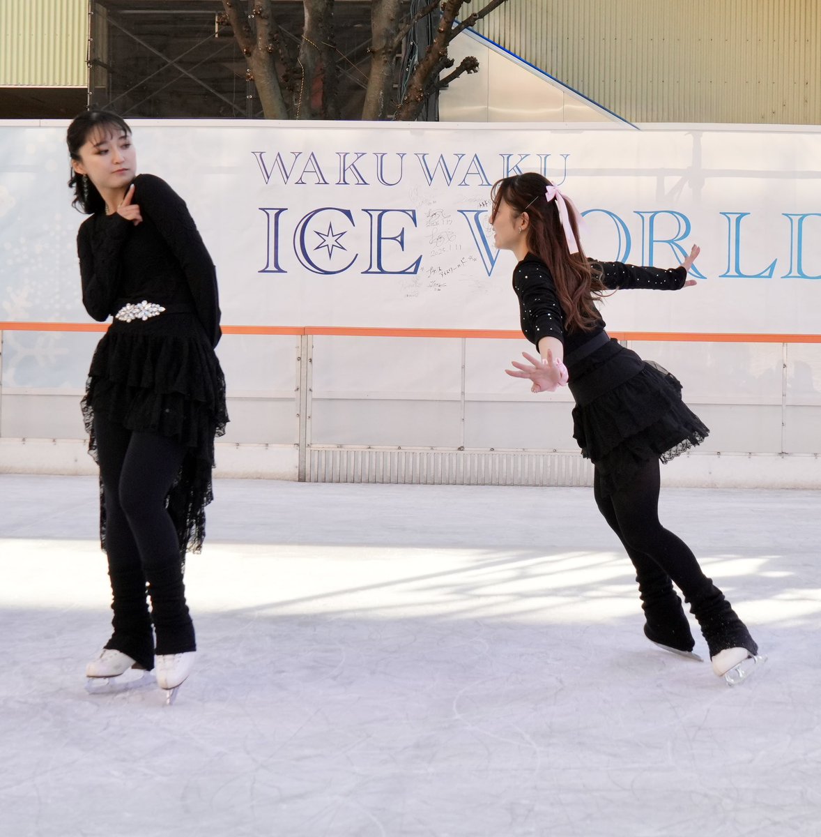 エルファバ&amp;グリンダ💚🩷
この写真だけで雰囲気でてる✨️

 #ビナウォーク
 #スペシャルアイススケートミニショー 
 #浅見琴葉
 #望月美玖