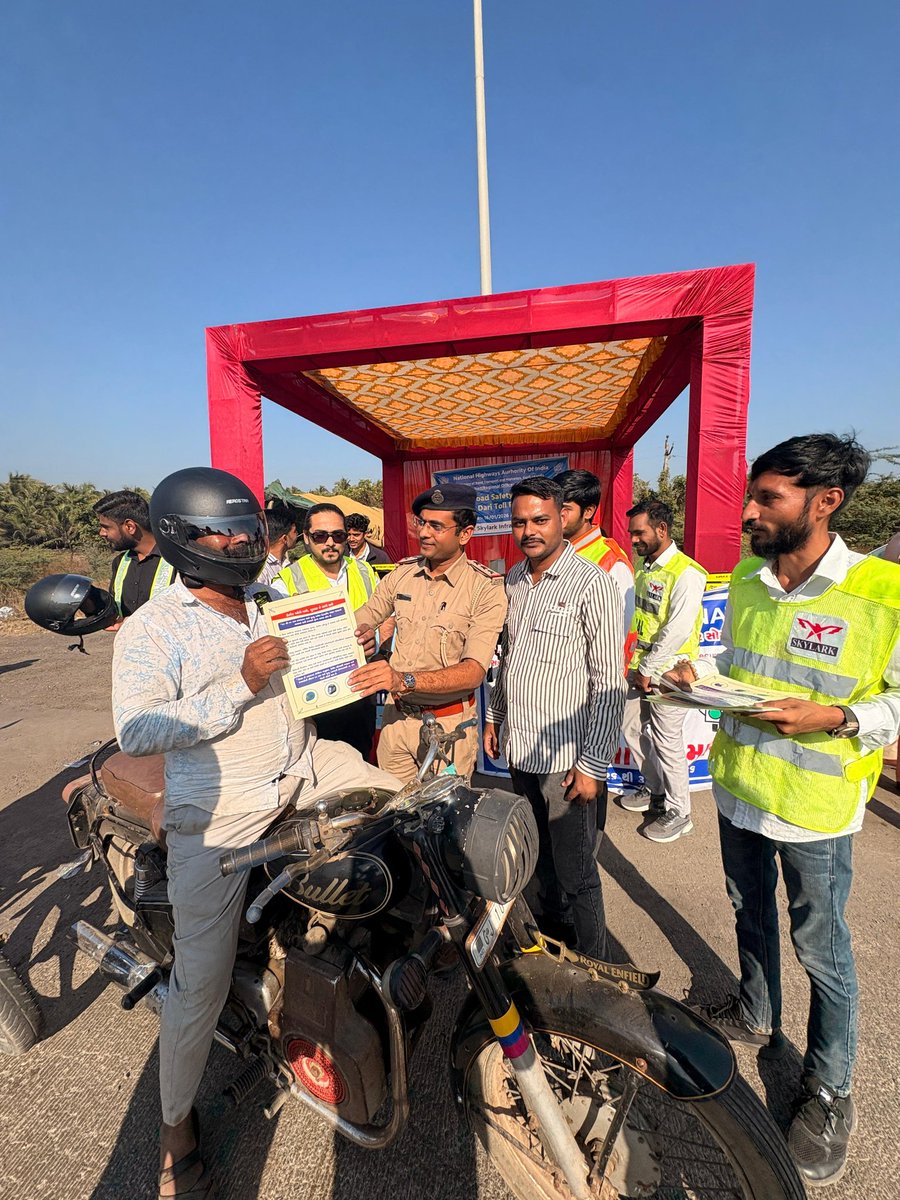GRSAofficial's tweet photo. નેશનલ રોડ સેફ્ટી મંથ–2026 અંતર્ગત
RTO Office Gir Somnath દ્વારા
વેરાવળ–જૂનાગઢ રોડ, ડારી ટોલ પ્લાઝા ખાતે
માર્ગ સલામતી જાગૃતિ અને હેલ્મેટ વિતરણ કાર્યક્રમ યોજાયો.
#NationalRoadSafetyMonth2026
#HelmetForLife
#RoadSafetyAwareness
#RahveerYojana
#GujaratRoadSafetyAuthority https://t.co/HYibYzgj73