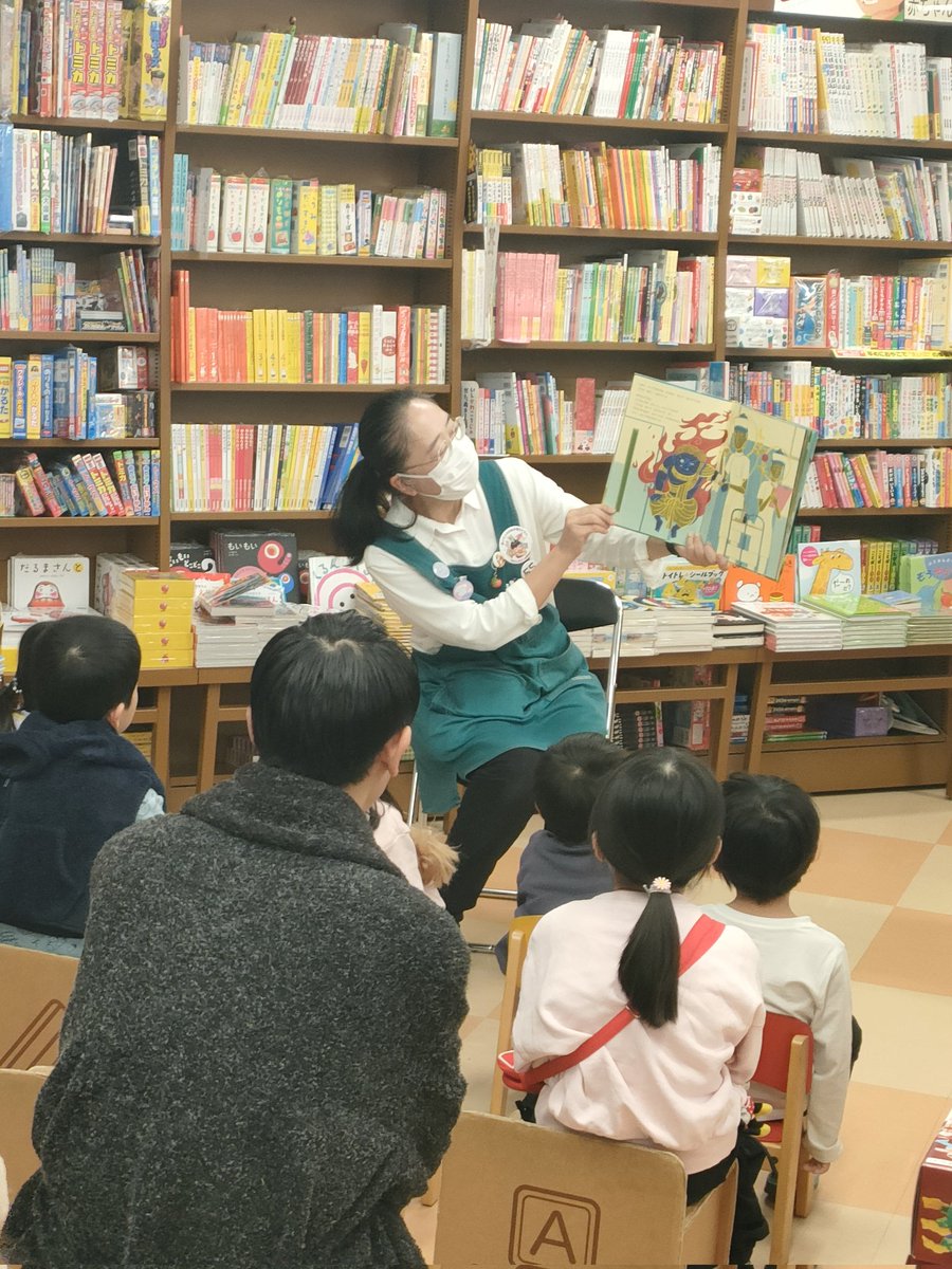 junkudonara's tweet photo. ◆おはなし会◆
今日のおはなし会の様子と、読ませて頂きました絵本たちです！たくさんのお友達のご参加ありがとうございました☺️
次回のおはなし会は
●2月21日（土） 14:00-14:30です！
★おみやげ付です
（毎月　第3土曜日です）
ぜひご参加下さいね💞
#ジュンク堂書店奈良店　#おはなし会　#児童書 https://t.co/ddFnt43ptf