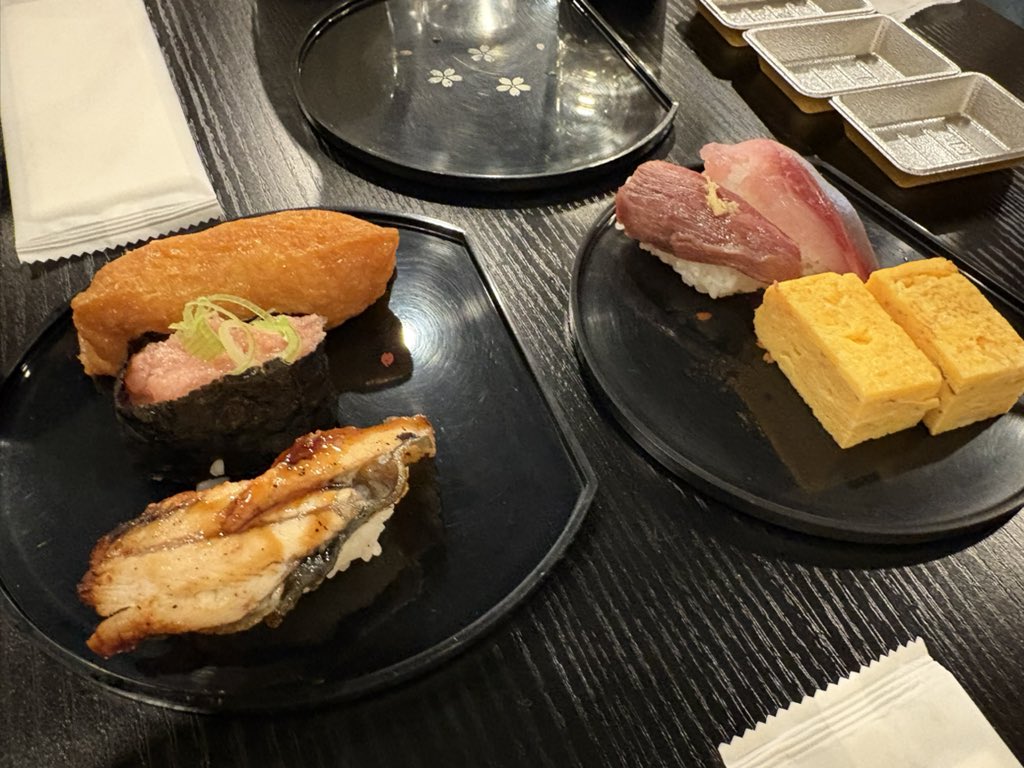 Blogath's tweet image. 新年会で寿司がいっぱい出てきて、嬉しい