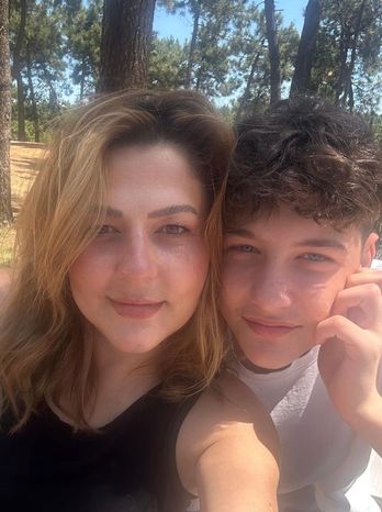 demokratgundem's tweet image. ❗️❗️Yeni bir Ahmet Minguzzi vakası 

Güngören'de katledilen 17 yaşındaki Atlas'ın annesi feryat etti

 "Oğlum toprak oldu, onlar çocuk değil cani!" 💔 ⚖️

📍 15 yaşındaki saldırgan, "yan bakma" bahanesiyle Atlas'ı kalbinden bıçaklamıştı

📍 Katil zanlısı tutuklandı

Acılı anne…