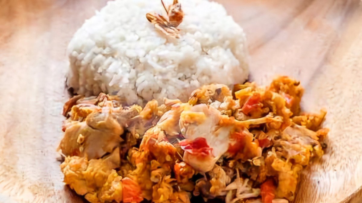 iPopBase's tweet image. Ayam Geprek turns 23.

The dish traces back to a student from Kudus who asked Ruminah, a local food stall owner, to add sambal and smash the fried battered chicken.