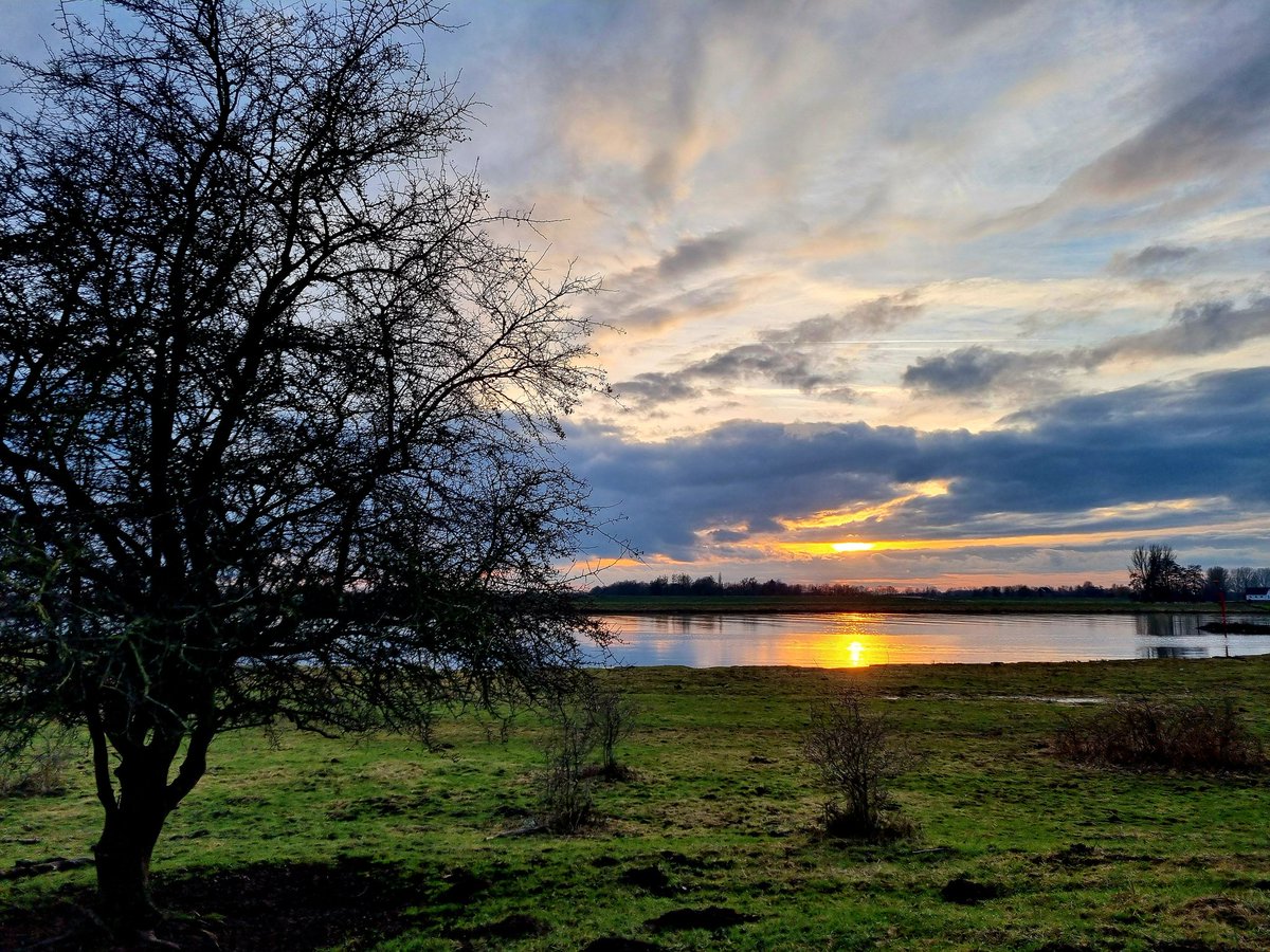 DietermanTjark's tweet image. Een mooie zonnige dag voor de boeg. Fijne zaterdag😀 #zonsondergang
