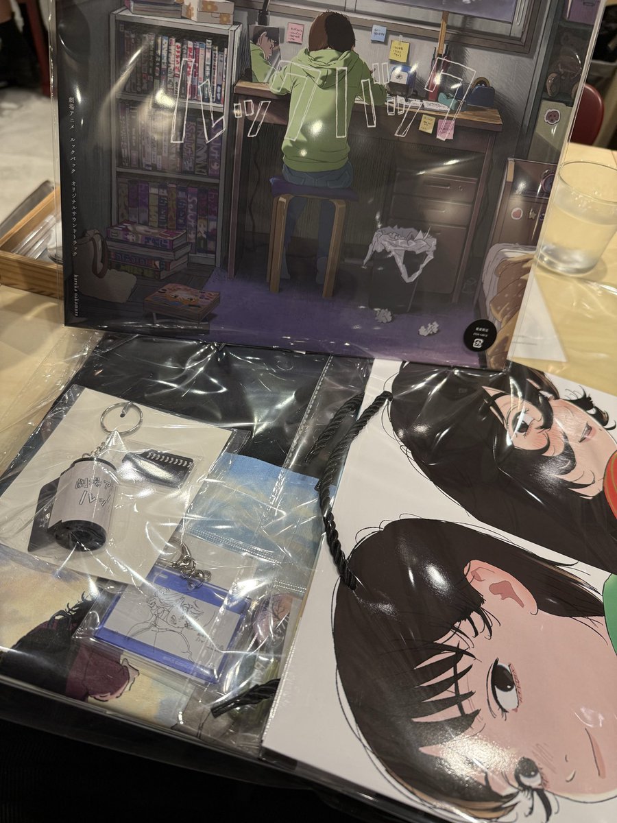 グッズ買い過ぎてて草(この他にB2ポスターもある) 店員のお姉さんに