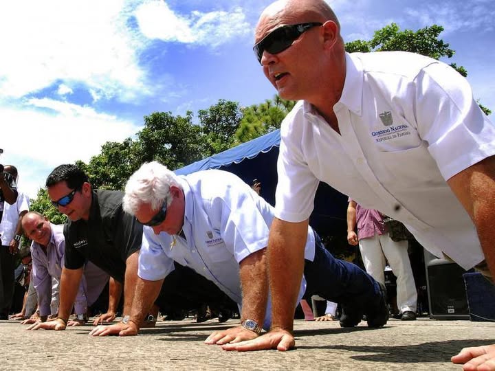 "Me da miedo la estupidez humana, no la inteligencia artificial".- (Guillermo del Toro).