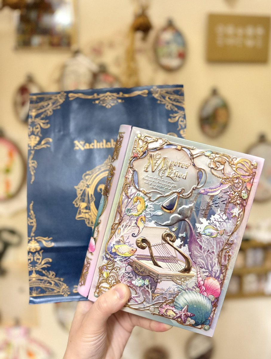 mkb_off's tweet photo. メリーのチョコレート、たまたま行ったイオンにBook缶が再入荷してて奇跡的にラス１をゲット出来てしまった〜〜〜😭😭💕✨✨このデザイン超絶可愛いくて欲しいなと思ってたのではぴはぴ…こうして異国でも日本でも缶コレクションが増えてゆく😂😂笑 https://t.co/mXsVQ0Dm8p