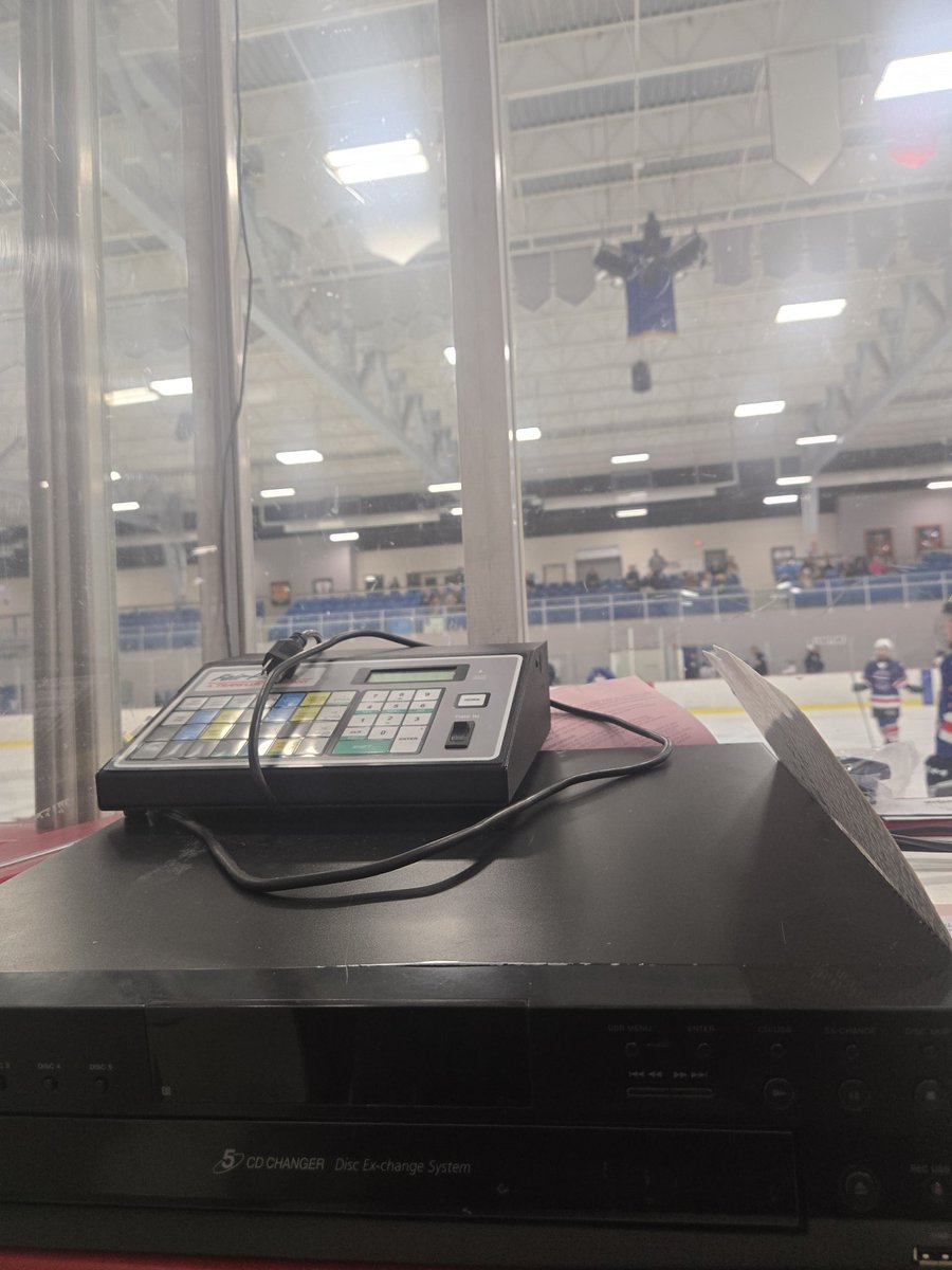 Šo nedēļas nogali esmu hokejdīdžejs. Vispār saprotu, ka vajadzēja sagatavoties. Sēžu tajā būrī un nedzirdu Spotify hockey dziesmas. Tāds skaņas vakums. Es tak pat nosaukumus nezinu. 2 dziesmas tik zinu, tad uz riņķi tās.