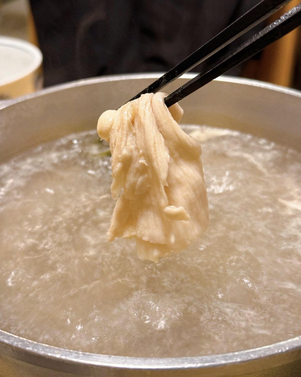 fallindebu's tweet photo. 【100日鍋生活 8日目2軒目 計17軒】
神戸の三宮にある「忠」は、肉友の亀田興毅が連れて行ってくれたお店。
名物の「ホルモンしゃぶしゃぶ 3250円」は、赤＝ツラミとタン、白＝ミノとセンマイの、紅白ホルモン合戦！
店主がホルモンのプロフェッショナルだからこそ、清らかな味わいと食感にびっくり！ https://t.co/zqBUISL5kX