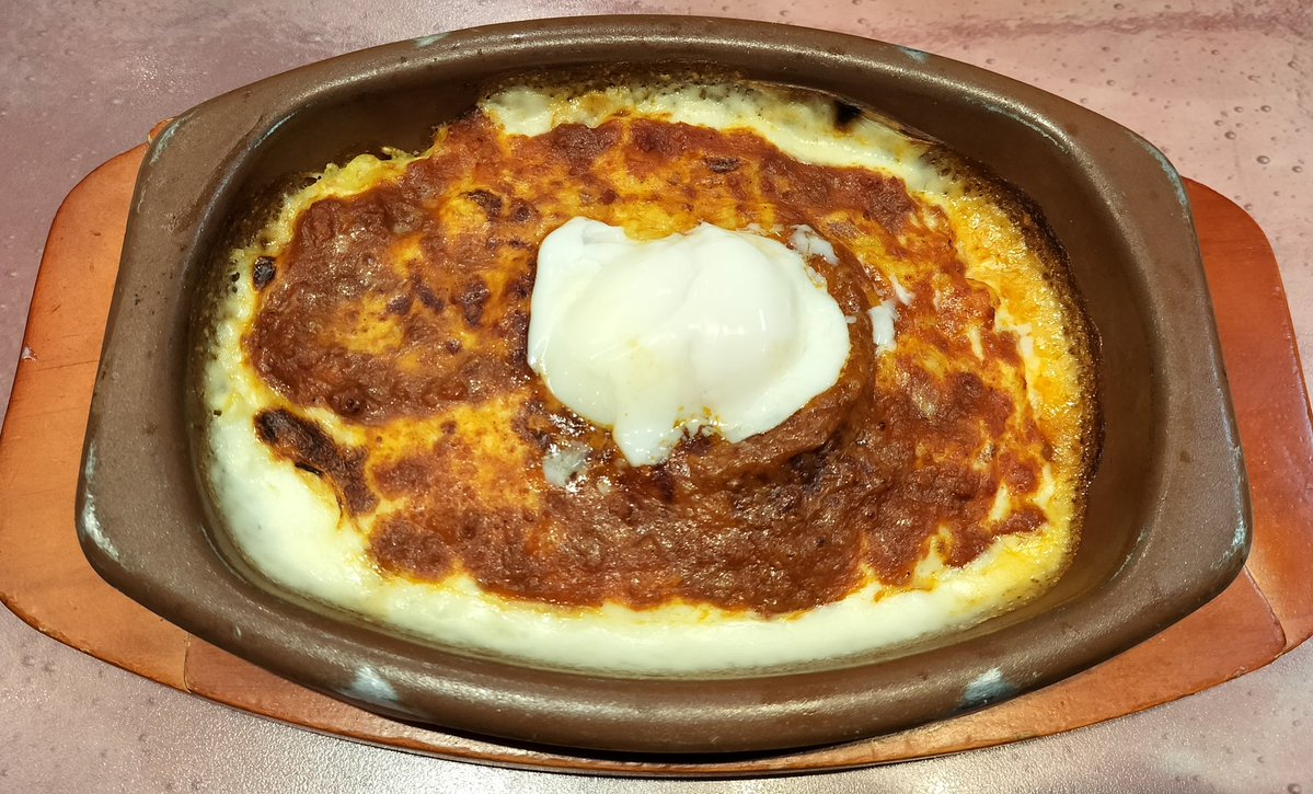 MASU0481's tweet image. 何年ぶり？
めちゃくちゃお久しぶりに
サイゼリアへ🐸✨

ミラノ風ドリア✨
いただきます✨　　

あれっ、昔は器が丸かったような気がする🐸