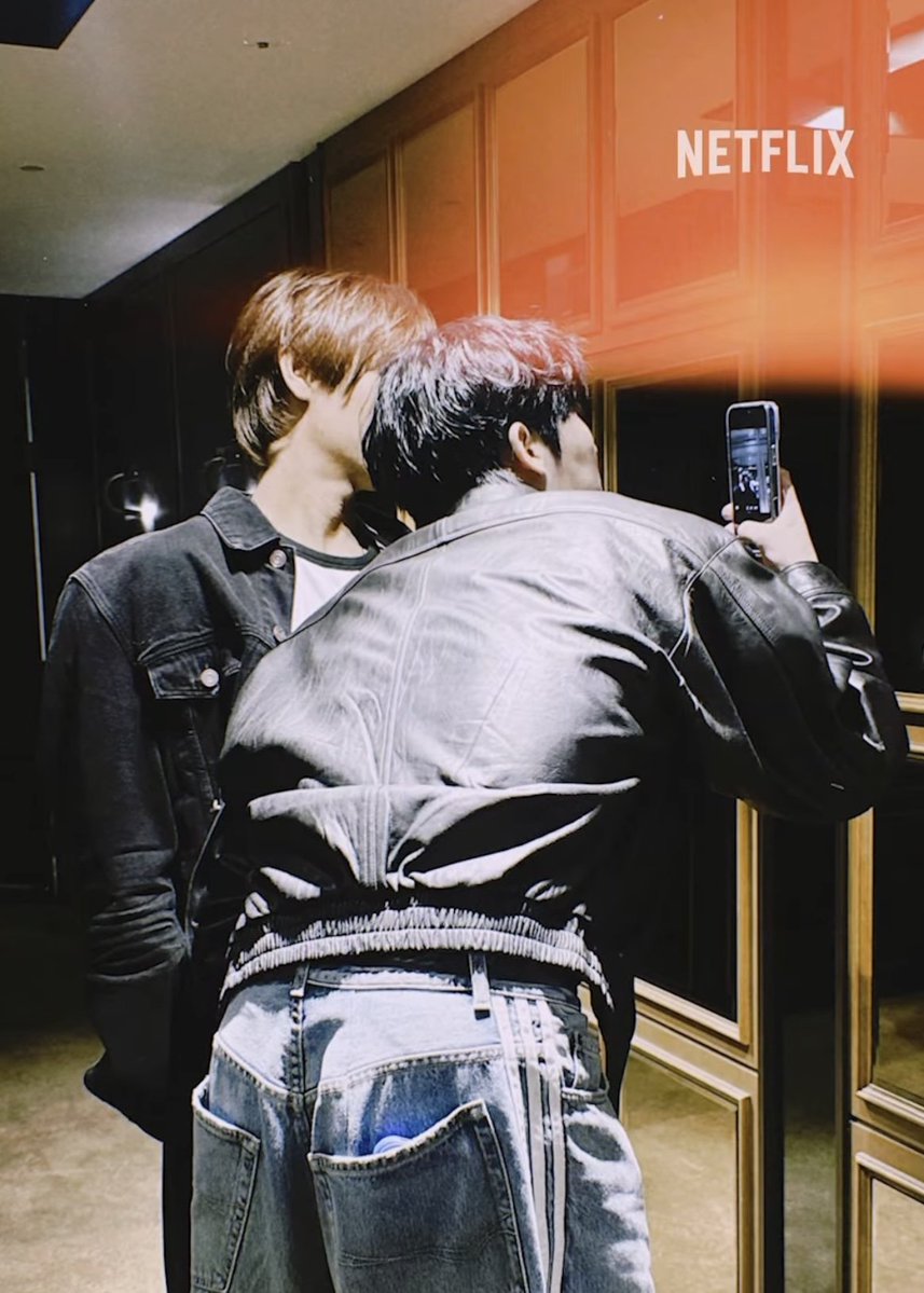 혀닝 볼맞댐 사진은 진짜 연하가 저거 찍으려고 어떤 자세를 취했는지를 꼭 같이 봐야 됨
욳이가 형아랑 얼굴 한번 맞대보려고 얼마나 노력했는지...
저 한껏 숙여진 허리가 진심 또라이 같다고