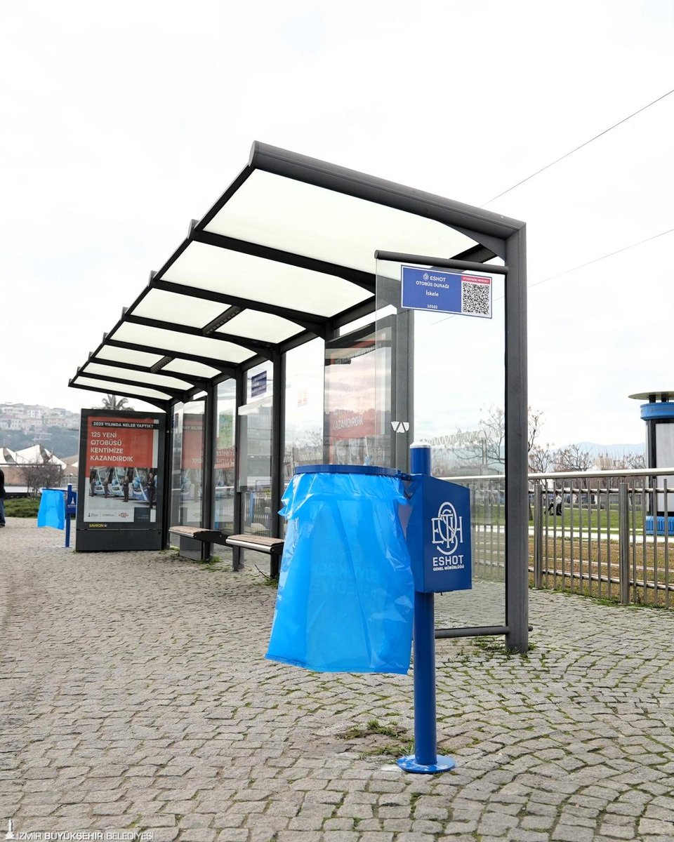demokratgundem's tweet image. İzmir'in durakları yenileniyor, 
Temizlik nazar boncuklarıyla geliyor! 🧿 ✨

16 HAFTADA TÜM İZMİR'E YAYILACAK 

ESHOT, 3 bin 150 durağa yeni nesil çöp kovası montajına başladı

✅ İzmaritler için özel bölüm
✅ Kolay temizlenen "pota" tasarım
✅ Otobüslerle görsel bütünlük…