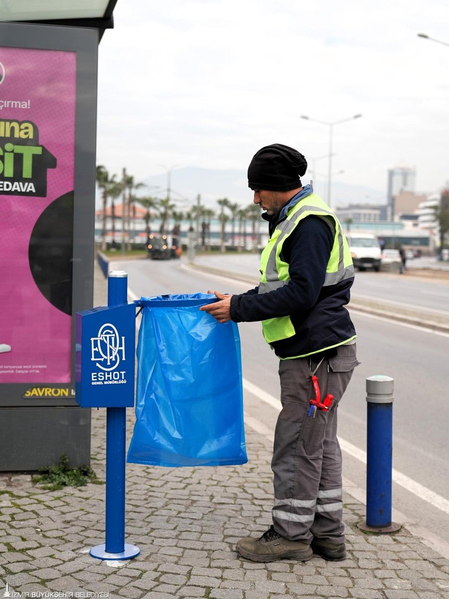 demokratgundem's tweet image. İzmir'in durakları yenileniyor, 
Temizlik nazar boncuklarıyla geliyor! 🧿 ✨

16 HAFTADA TÜM İZMİR'E YAYILACAK 

ESHOT, 3 bin 150 durağa yeni nesil çöp kovası montajına başladı

✅ İzmaritler için özel bölüm
✅ Kolay temizlenen "pota" tasarım
✅ Otobüslerle görsel bütünlük…