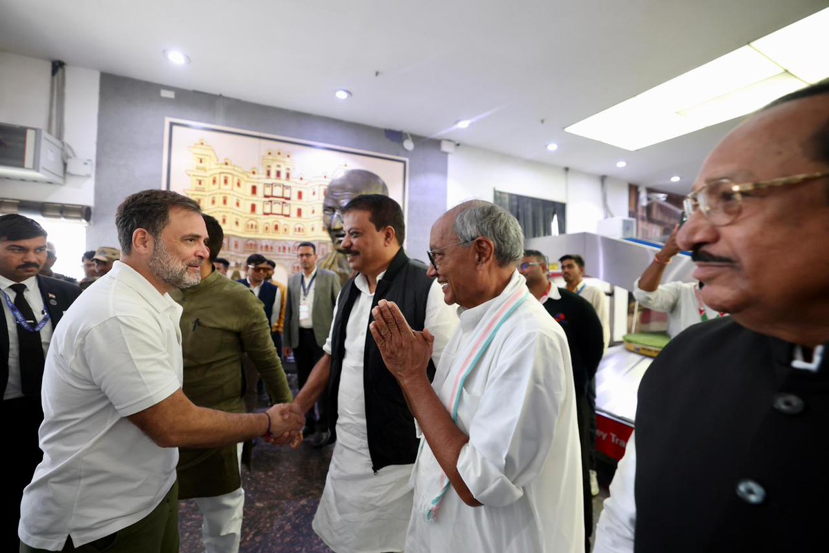 नेता विपक्ष श्री <a href="/RahulGandhi/">Rahul Gandhi</a> इंदौर पहुंचे हैं।

वे दूषित पानी से बीमार हुए लोगों और भागीरथपुरा के पीड़ित परिवारों से मिलकर उनकी समस्याएँ खुद सुनेंगे और समाधान की लड़ाई लड़ेंगे!

यह दौरा PR के लिए नहीं, जनता के हक़ के लिए है।