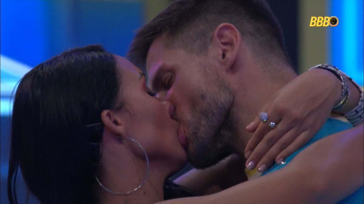 poponze's tweet image. Ana Paula sobre Maxiane ter pegado Jonas na primeira festa do #BBB26:

“Minha ídola! Já tô querendo emoji de palminha pra dar pra ela amanhã no confessionário.”