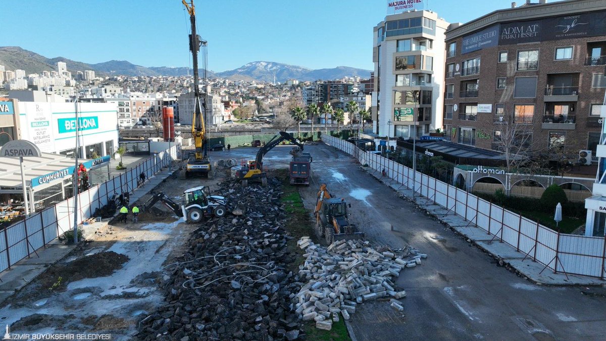 demokratgundem's tweet image. Karşıyaka trafiğinde devrim! 🏗️ 🚗

Mavişehir ile Anadolu Caddesi arasındaki 
Yarım saatlik yol 5 dakikaya iniyor 👏👏

İLK KAZMA VURULDU ⛏️⛏️

#Şemikler Taşıt Üst Geçidi projesinde inşaat başladı

📍 445 milyon TL yatırım
 📍 5 km'lik yol 1 km'ye düşüyor
📍 2026 sonunda hizmete…