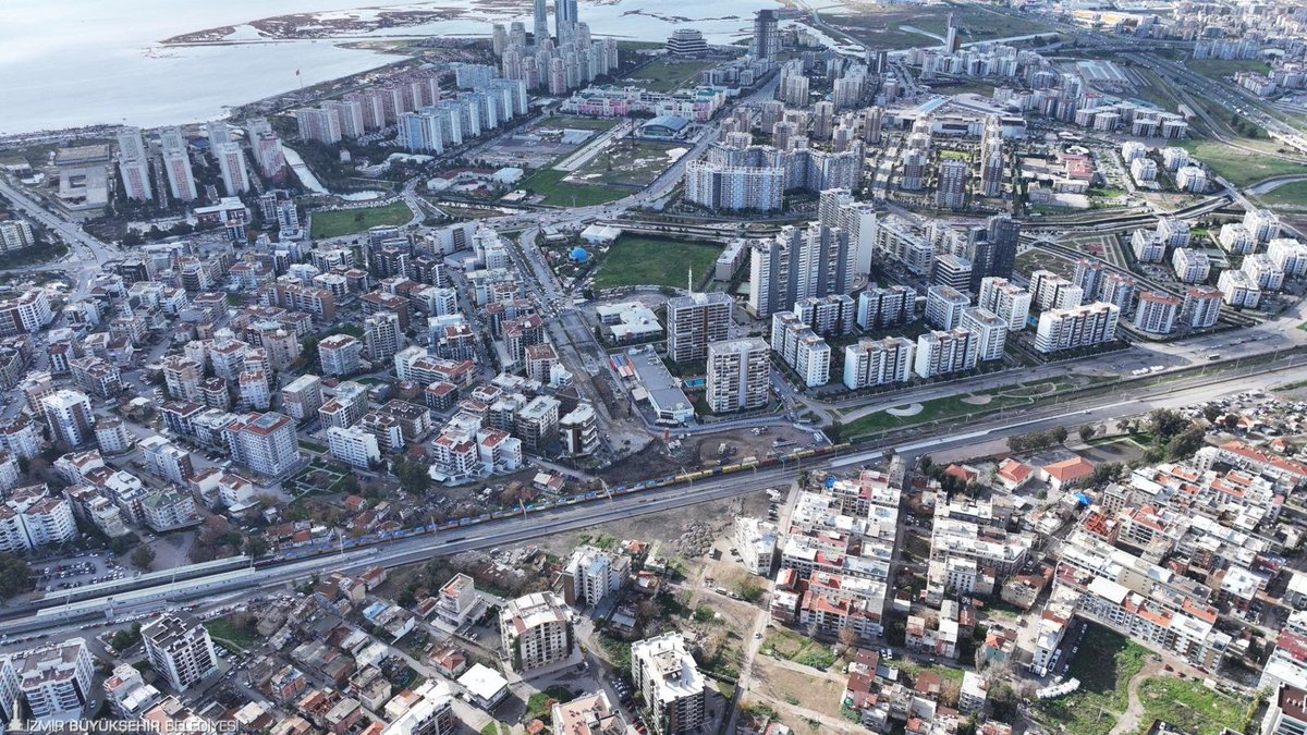 demokratgundem's tweet image. Karşıyaka trafiğinde devrim! 🏗️ 🚗

Mavişehir ile Anadolu Caddesi arasındaki 
Yarım saatlik yol 5 dakikaya iniyor 👏👏

İLK KAZMA VURULDU ⛏️⛏️

#Şemikler Taşıt Üst Geçidi projesinde inşaat başladı

📍 445 milyon TL yatırım
 📍 5 km'lik yol 1 km'ye düşüyor
📍 2026 sonunda hizmete…