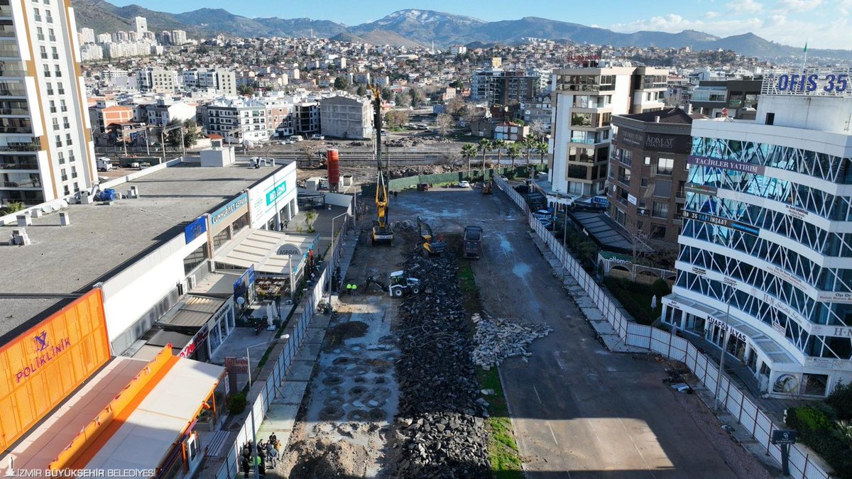 demokratgundem's tweet image. Karşıyaka trafiğinde devrim! 🏗️ 🚗

Mavişehir ile Anadolu Caddesi arasındaki 
Yarım saatlik yol 5 dakikaya iniyor 👏👏

İLK KAZMA VURULDU ⛏️⛏️

#Şemikler Taşıt Üst Geçidi projesinde inşaat başladı

📍 445 milyon TL yatırım
 📍 5 km'lik yol 1 km'ye düşüyor
📍 2026 sonunda hizmete…
