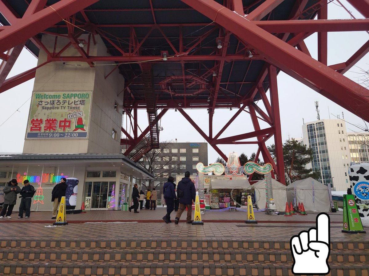 mitty_momo's tweet photo. しぐれういママのコラボグッズ買いに来たけど道に迷った。この右のテントだったとは。情弱ムーブをかまして3階まで登って痩せた。 https://t.co/ATiWDuu2Mm
