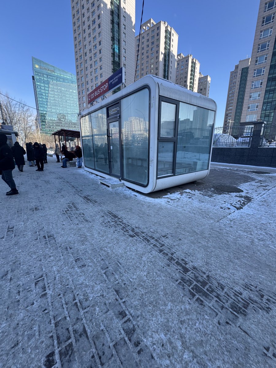 Хүүе ээ гадаа -35'с автобус хүлээгээд хөлдөж үхлээ энэ автобусны буудал дээр тавьсан нэг юмаа нээгээчээ ийм үед л ашиглах гэж тавьсан биздээ