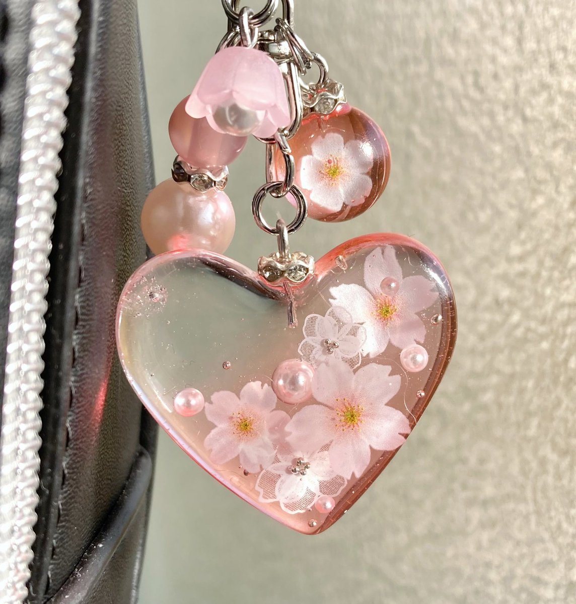 ハートの桜バッグチャームできました🌸
21時BASEにて出品いたします✨️

⁡素晴らしいご縁をお待ちいたしております🌼

#レジン #レジンアクセサリー #ハンドメイド #バッグチャーム #桜