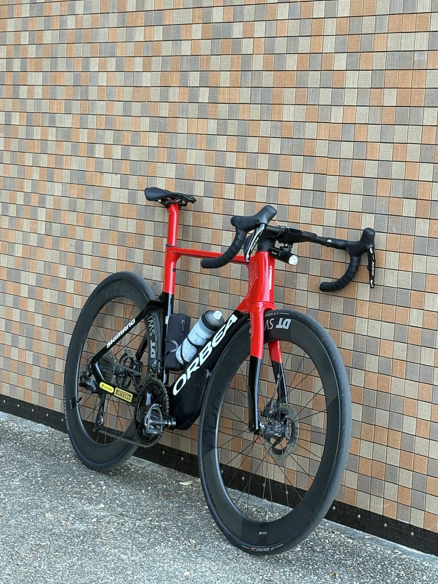 orca_159's tweet photo. #白妙ロード見学会場
こだわりポイントはカラーオーダーで高校生らしく厨二病全開のカラーリングにしたこととできる限りカーボンのパーツに変えたこと、そして鳥さんのついたハンドルです！ https://t.co/fmLUx8EE28